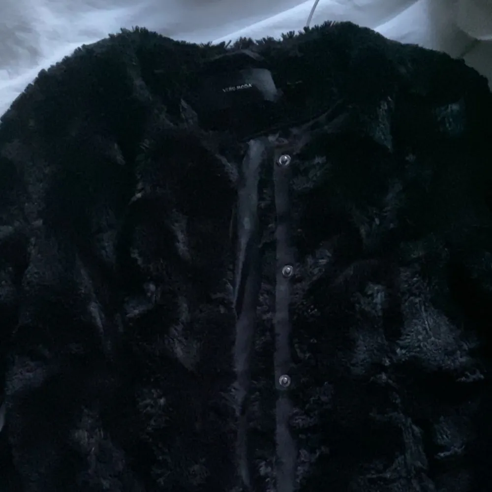 Nu säljer jag min fina pälsjacka från Vero Moda som inte kommer till någon användning längre, jackan är i bra skick utan defekter 💘. Jackor.