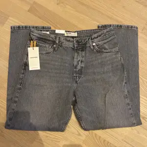 Helt nya oanvända Jack and Jones jeans i färgen grå. Prislapp och allt sitter fortfarande på eftersom de aldrig har använts. Storlek 31/30. Nypris:599 Säljer för 299.
