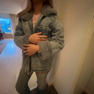 Jeansjacka med päls! -   Supersnygg jeansjacka med päls!! Passar S-M❤️ 