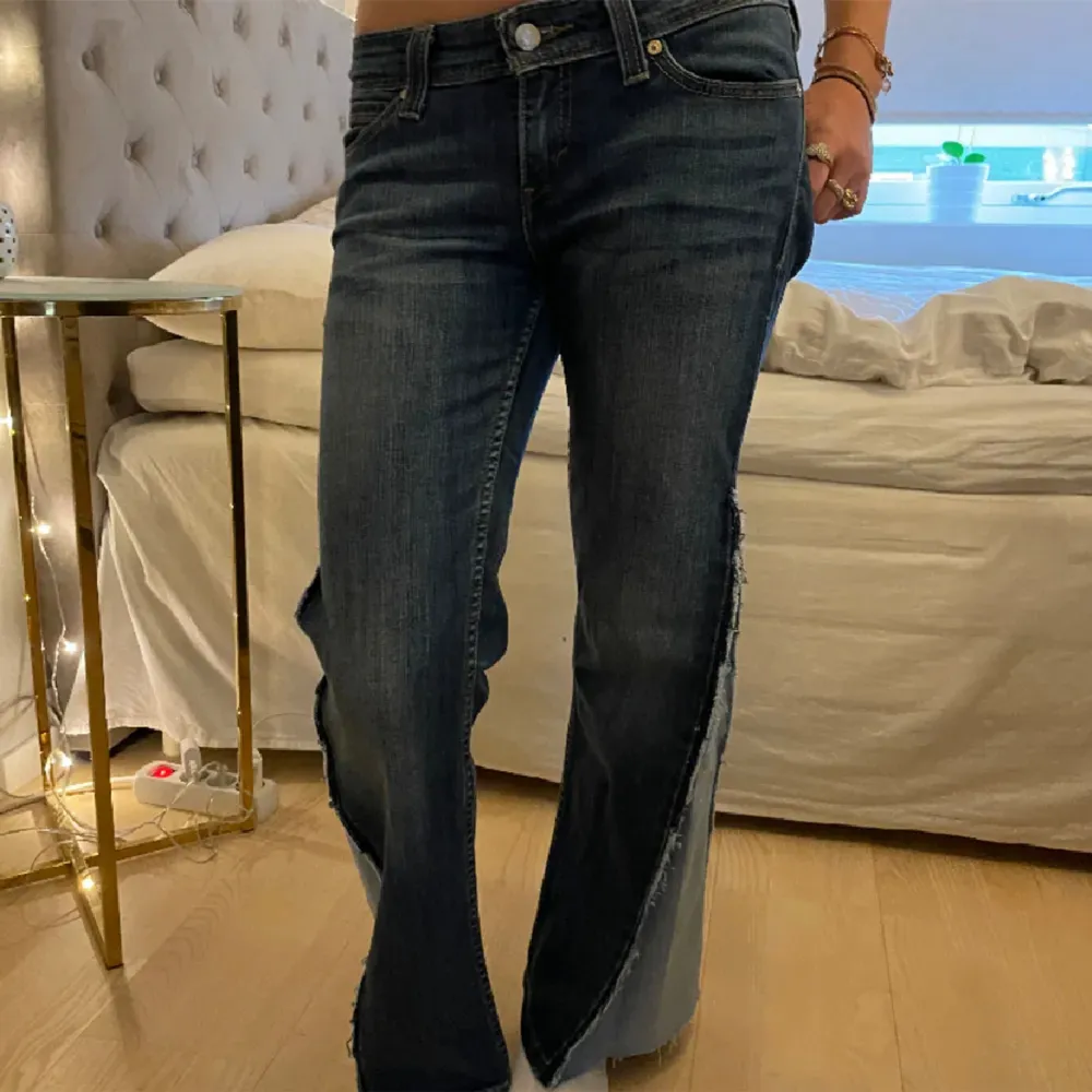 Jättefina jeans köpta här på plick! Tyvärr för korta på mig som är 170! De tre första bilderna är lånade! Bara att fråga för mer information💓. Jeans & Byxor.