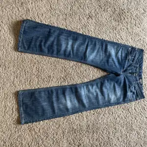Jätte fina crown jeans köpta här på Plick säljer för att dom inte passade mig.