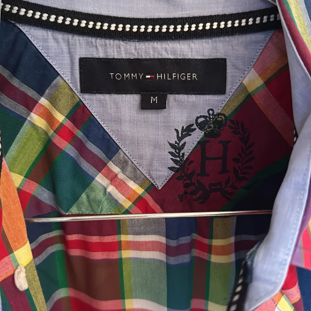 Mönstrad skjorta från Tommy Hilfiger Mycket bra skick, sparsamt använd 100% bomull Storlek: Medium. Bredd 44cm. Längd 72cm. Skjortor.
