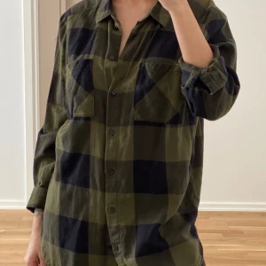 Rutig damskjorta  - Rutig damskjorta, oversize, perfekt skick