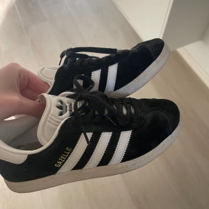 adidas gazelle - Skor adidas gazelle, svarta & vita. Använda men i fint skick. Storlek 36. 