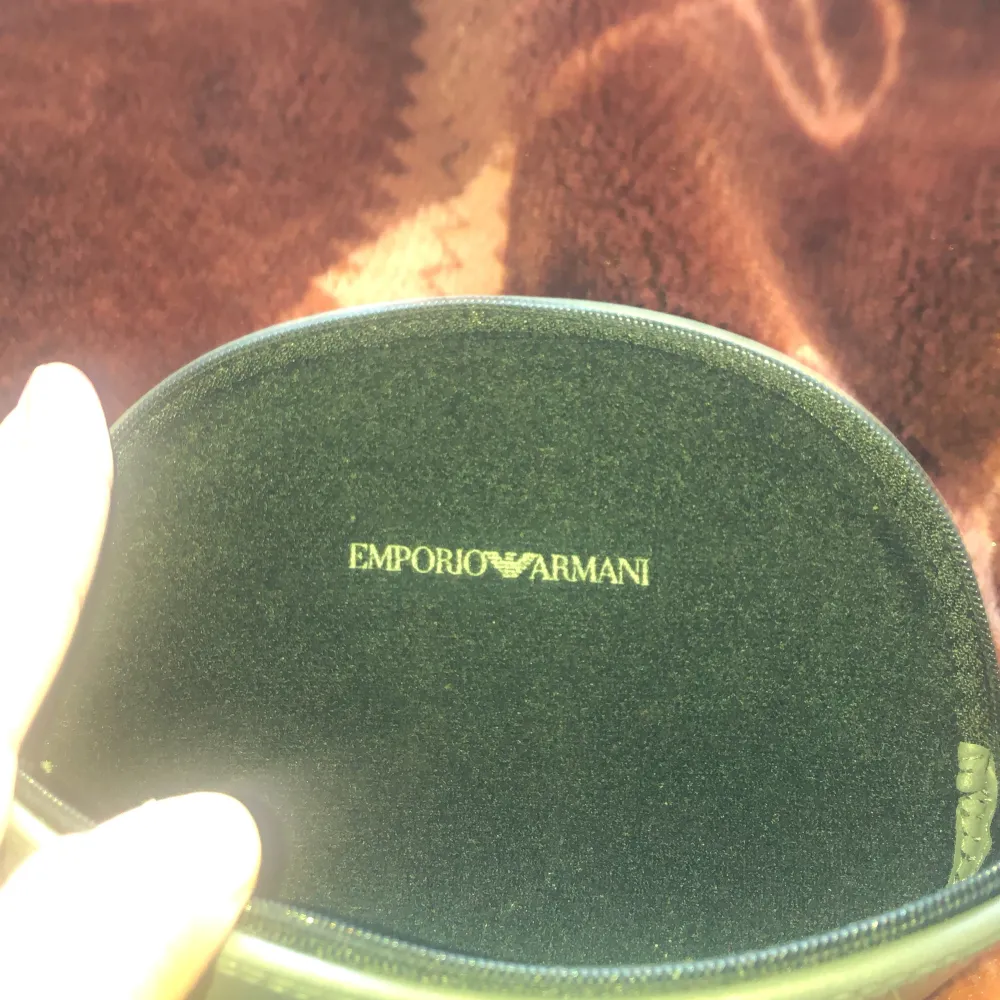 En Armani solglasögon fodral. Har haft den i några månader men är i nytt skick. Kan diskutera om priset.. Laukut & Käsilaukut.