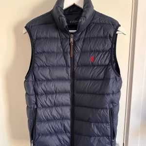 Polo Ralph Lauren väst - Blå RL väst i storlek S i väldigt bra skick