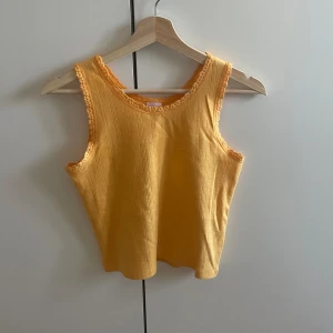 Top / linne - Jag säljer detta somriga linnet från zara med jättefina detaljer. Storlek 152 men passar på mig som har S i vanliga fall. 