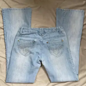 Superfina lågmidjade bootcut jeans som tyvärr är för stora för mig. Innerbenslängden är 80 cm och midjemått är 38x2 cm. De är även stretchiga! 