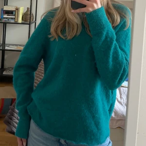 Stickad tröja - Superfin och skön ulltröja från Samsoe Samsoe. Sticks inte ett dugg. Den är i en superfin grön färg, vilket inte riktigt syns på kameran!💕storleken står inte på men om jag inte minns fel är det Strl M, men passar även mig som brukar ha S!