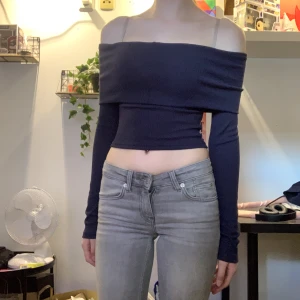 Marinblå off-shoulder topp - En superfin marinblå off-shoulder topp som är så fin, helt oanvänd och i nyskick || Köparen står för frakt
