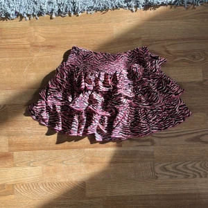 kjol stl 146-152 - kjol köpt på zalando från WE Fashion. använt några gånger men bra skick. PM för fler bilder, pris kan diskuteras nypris: 299
