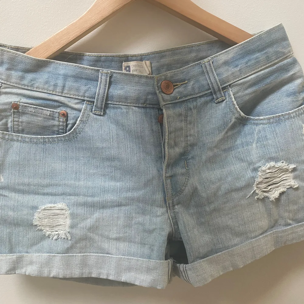 Suoer fina Low Waist jeans shorts från Gina tricot. I storlek 36! 💝 Kan mötas upp i Gbg eller i närheten! . Shorts.