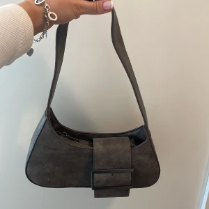 Väska Gina tricot - Jättefin handväska från Gina, som ny! Rymmer mycket och går att stänga med både dragkedja och magnetknapp  skriv om fler bilder önskas💞💞