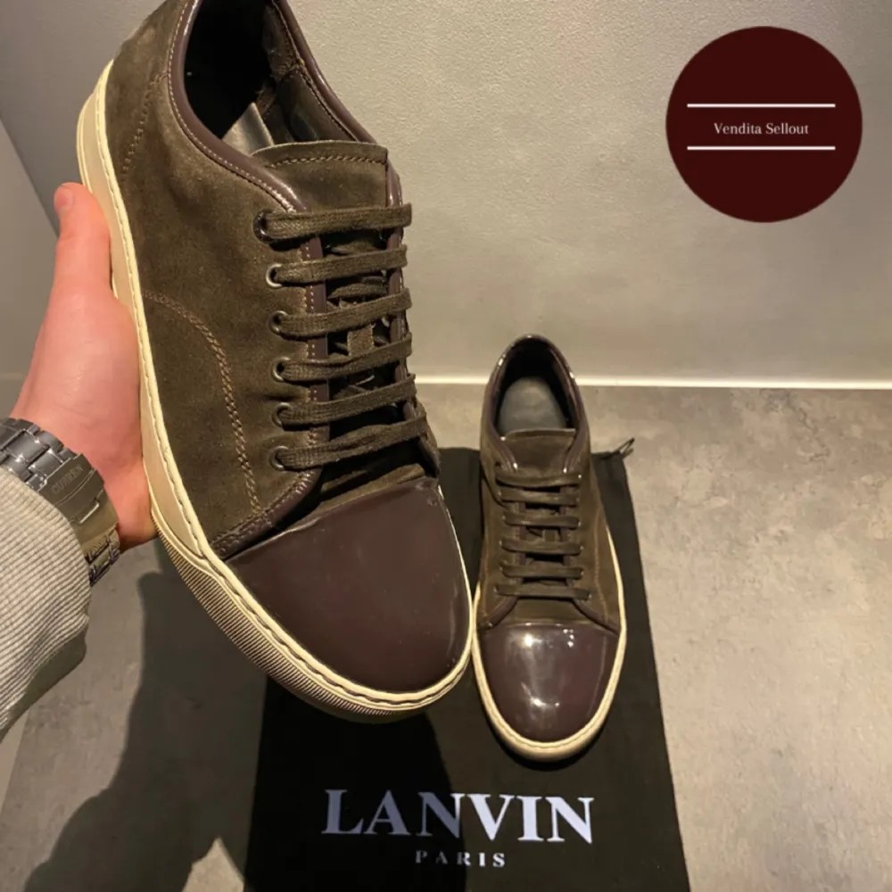 Säljer dessa snygga Lanvin cap toe sneakers för 2099kr!🤩| skorna är i topp skick! | UK 8 | skriv vid frågor och funderingar!🤩. Skor.