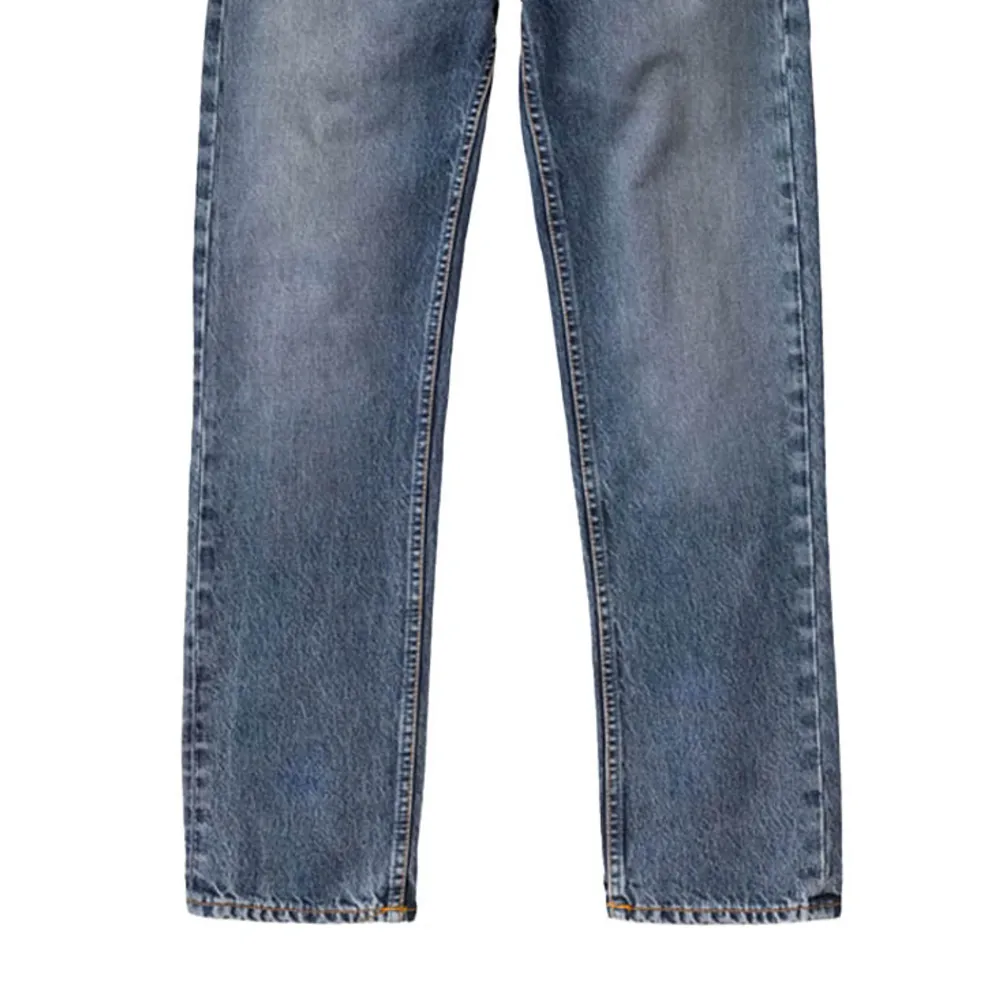 Super fina nudie jeans i modellen lofty lo, Men som tyvärr är för stora till mig.  Superfint skick Storlek 26/32  Skickar med spårbar frakt, ingår i priset!💗. Jeans & Byxor.