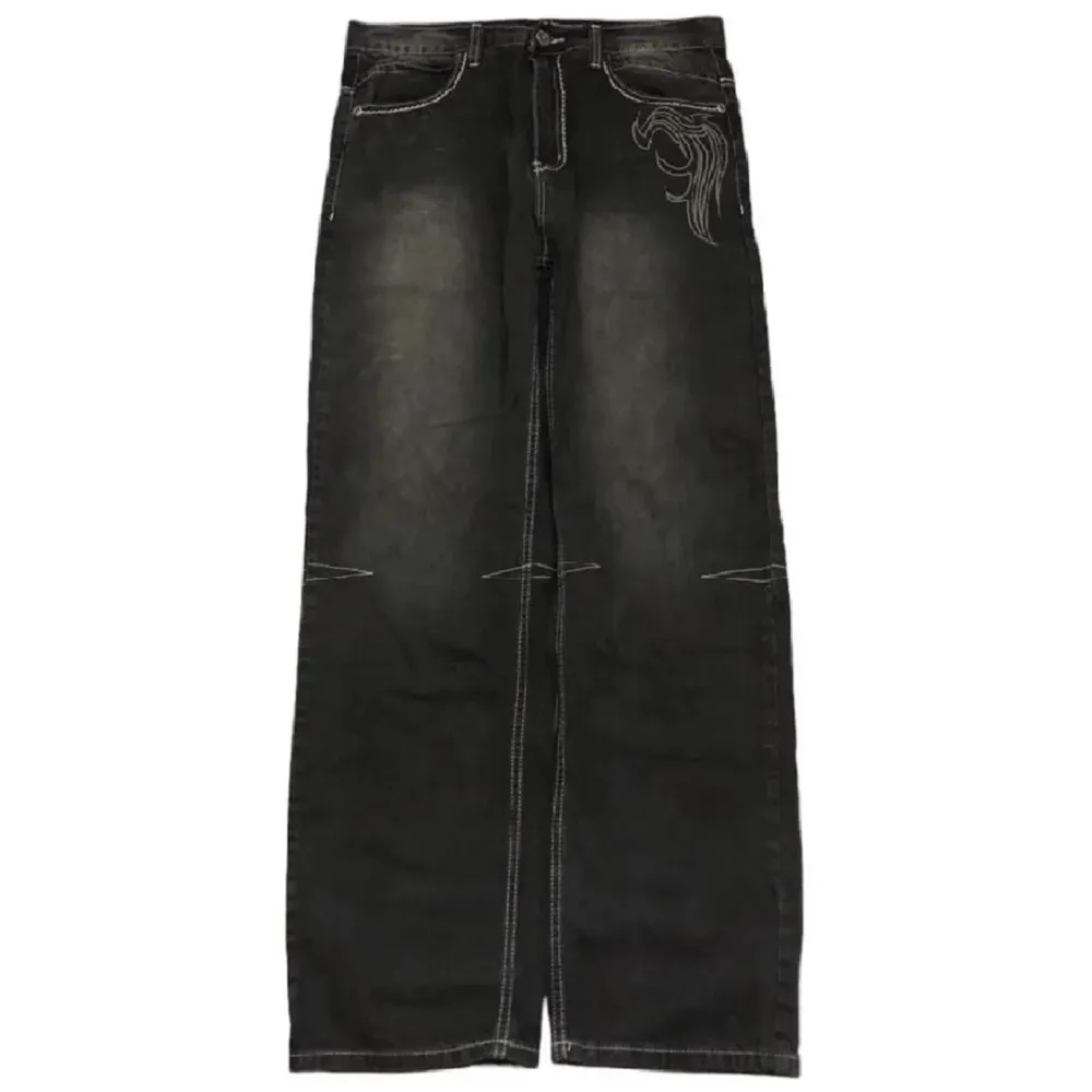 Straight baggy byxor med vingar lite slitna där nere därför priset 🔥köpta för 600kr. Jeans & Byxor.