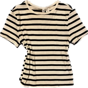 randig t-shirt  - simpel randig babytee/croptop i nyskick! Skriv för fler bilder/frågor, pris kan diskuteras !