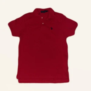 Polo Raulph lauren - jätte fint skick utan defekter, står att den är storlek S men ja själv tkr den är väldigt stor. Priset kan såklart diskuteras💞