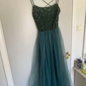 Balklänning öppen rygg  - Nyskick  Strlk L men stretchig passar M också