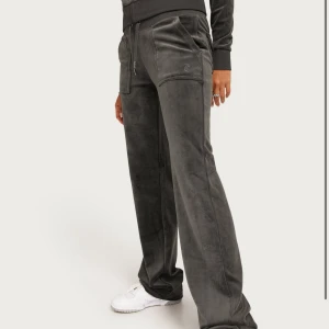 Juicy couture byxor - Storlek XL (passar även L) byxorna är sällan använda och i bra skick. Om du vill ha bilder på hur just mina ser ut så fotar jag dom och skickar till dig. Ordinarie pris 1200kr