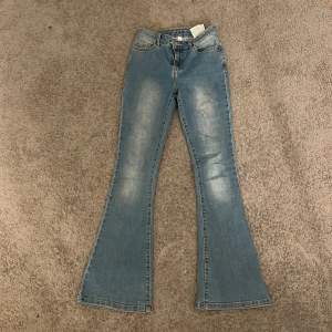 Såååå himla snygga jeans. Den är ifrån vila, köptes för 400 Jag säljer den för att dom tyvärr inte passar mig, nästan aldrig använt. Kanske ca 2 gånger! 💞
