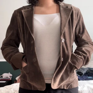 Kavaj - Brun kavaj i mjukt material Rockn’Blue som jag har köpt secondhand. Pris kan diskuteras.