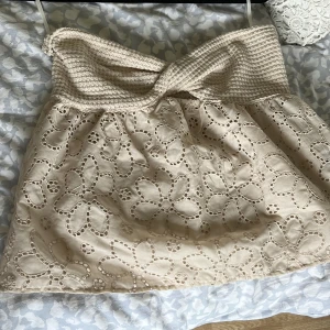 Topp - Beige topp! Använd 1 gång då jag inte trivdes i den.🤍