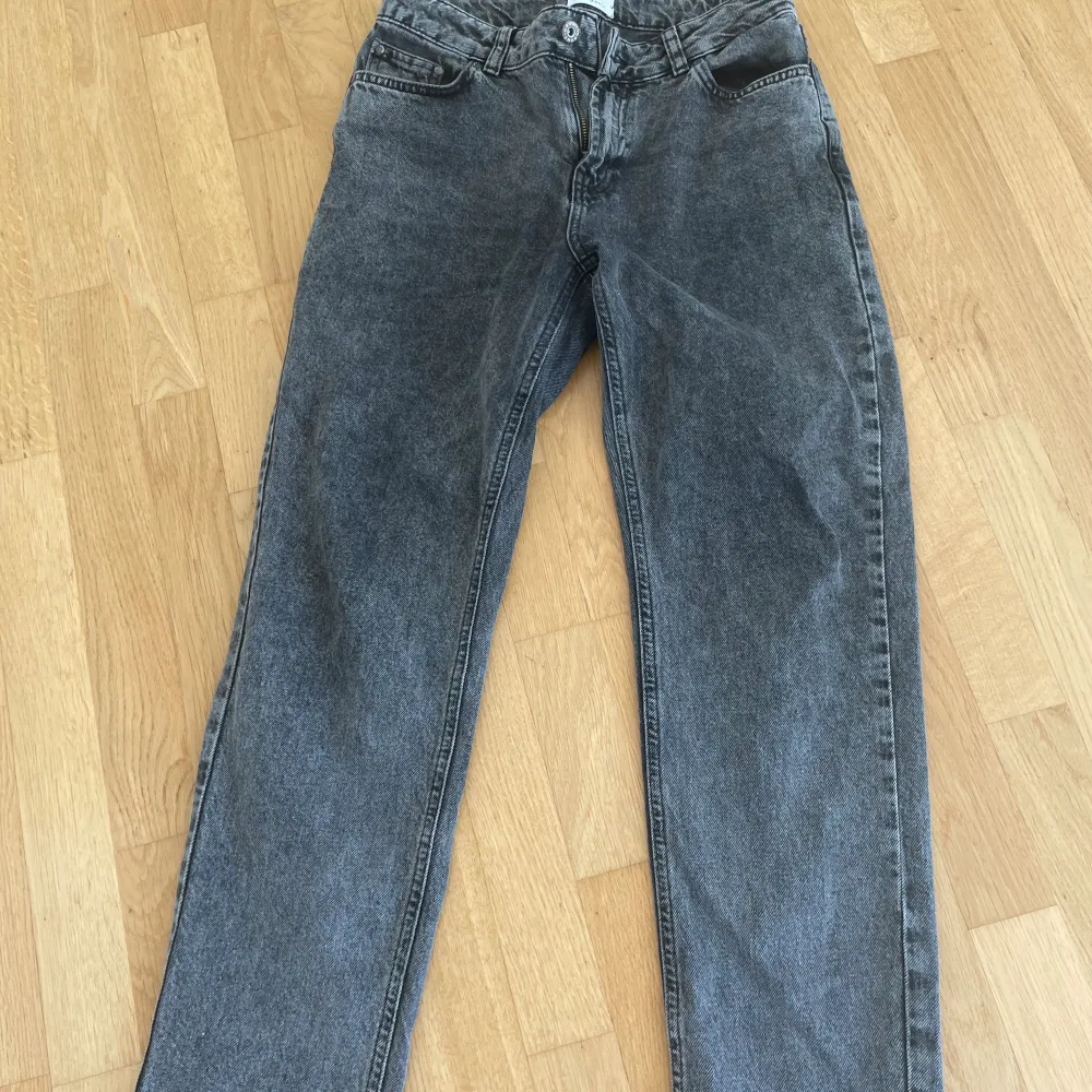 Säljer ett par grunt jeans, skick 9/10. Är cirka 168 och de sitter perfekt.  . Jeans & Byxor.