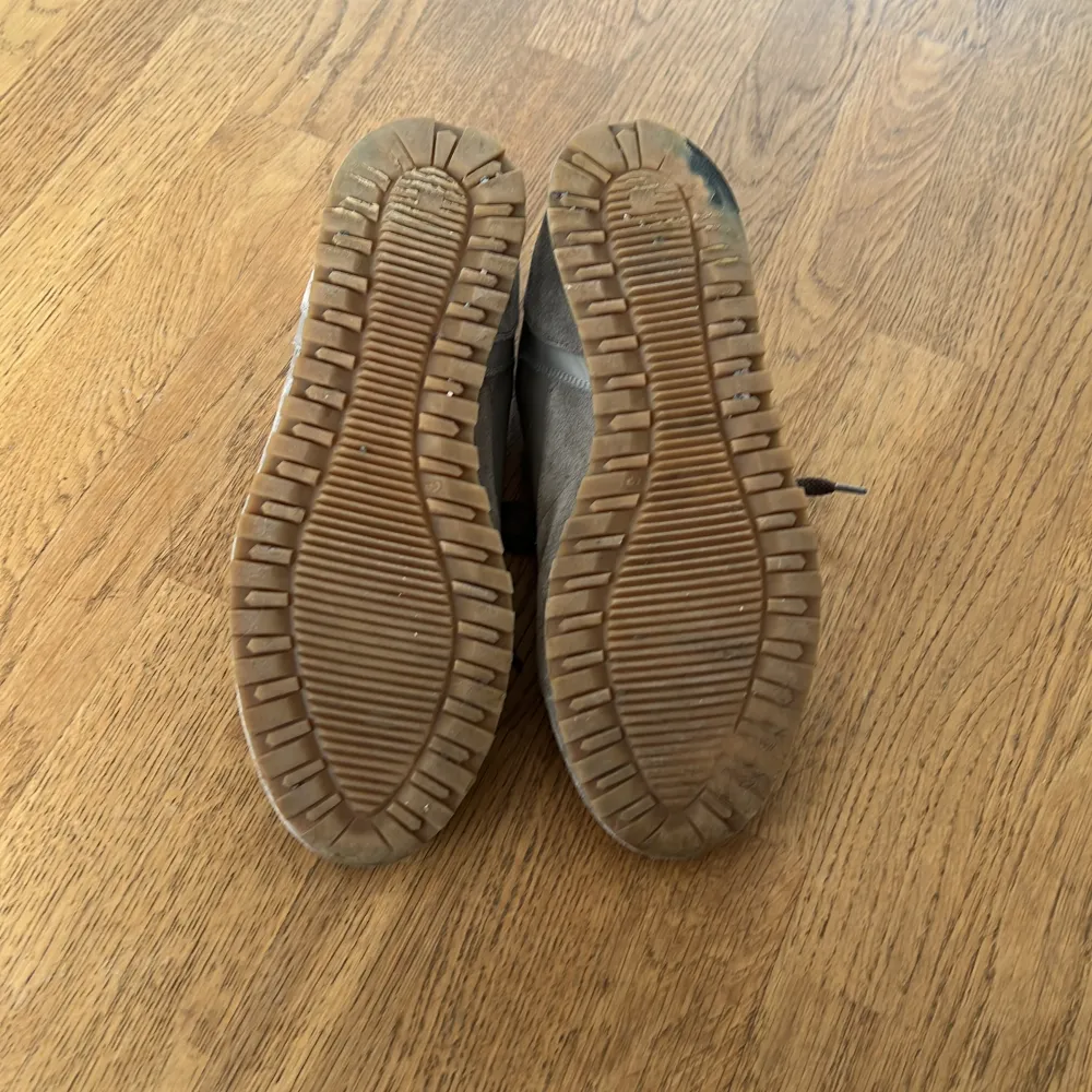 Mano skor är det bästa materialet och hantverket från Italien i en sko. Nypris: 2850 nyskick utöver en liten repa på undersidan   Säljer då jag har flera likadana.  . Skor.