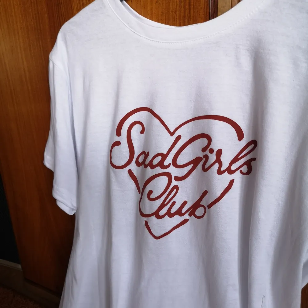 Sad girls club tröja. Används en gång. M UNISEX (Modellen är 160cm och har XS på sig.) Handtryckta i Sverige . T-shirts.