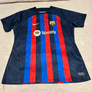 Barca tröja - Har nästan aldrig använt den, den är helt ny. Köpt från JD, storlek 13-15år (XL) men passar mig som har storlek xs/s. 