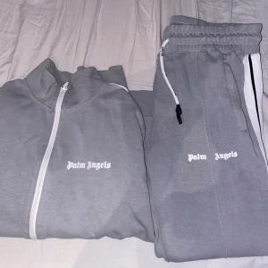 Grå Palm angels set  - Grå unisex track suit, använt 2 gånger bra kvalite original pris 6611kr på hemsida