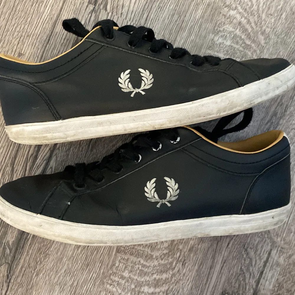 Jag säljer mina fred Perry skor pga av att dem är för små. Dem är stl 41 och kan även passa stl 40. Priset är 300 där nypriset är ca 900 och dom är hyfsat använda. Skor.