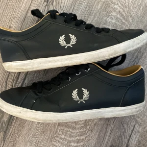 Fred Perry skor  - Jag säljer mina fred Perry skor pga av att dem är för små. Dem är stl 41 och kan även passa stl 40. Priset är 300 där nypriset är ca 900 och dom är hyfsat använda