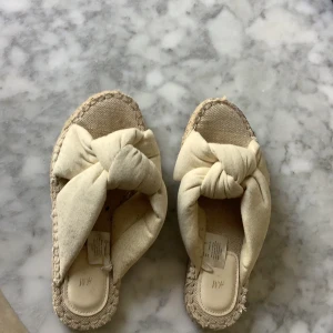 Snygga beige tofflor  - Bra tofflor som man kan gå ut på promenad me och även ha på stranden 