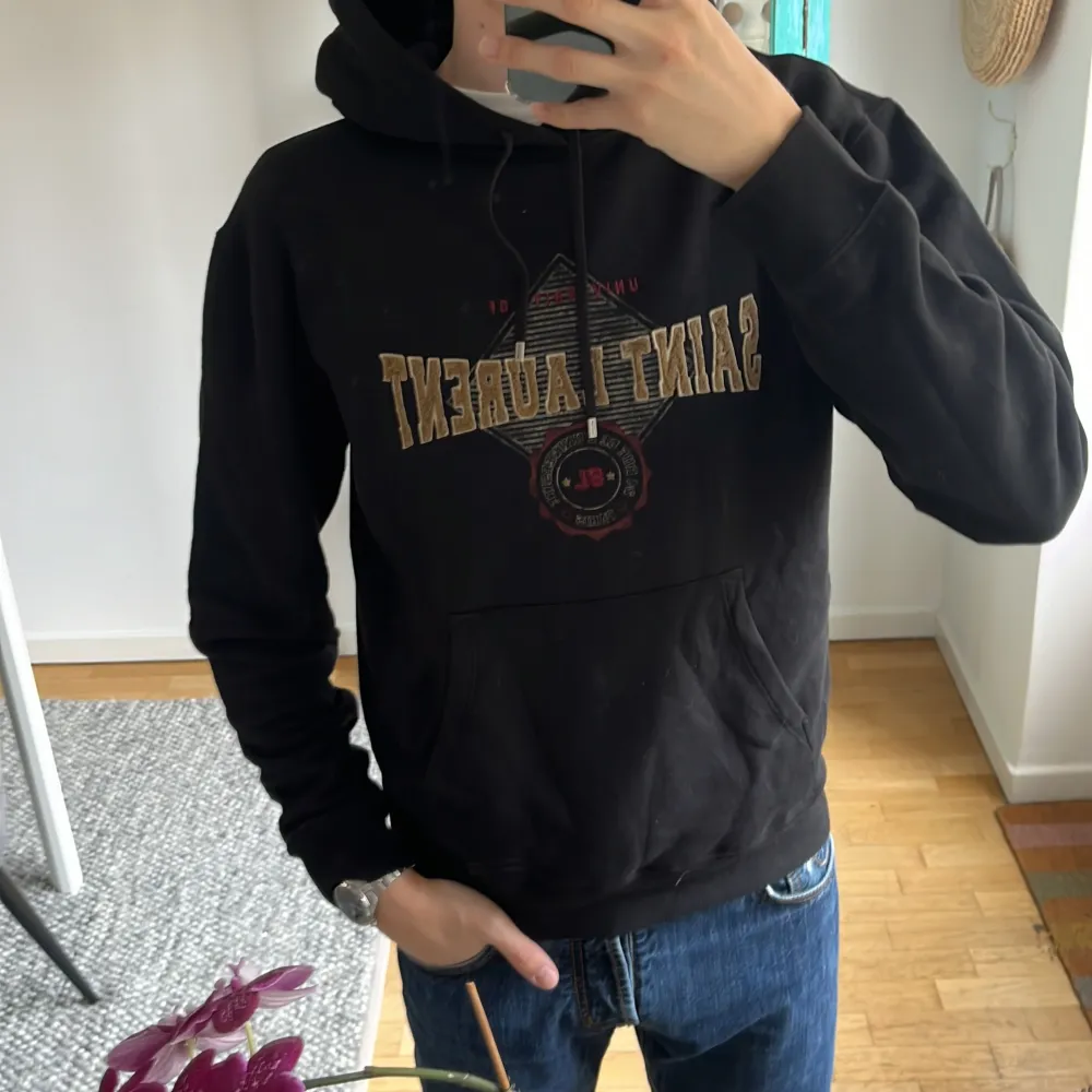 Säljer denna väldigt sköna Saint Laurent hoodie i perfekt skick Skriv gärna om du undrar något🙌. Hoodies.