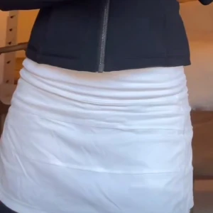 Lululemon tenniskjol - Storlek 4 vilket är small i storlek. Helt nyskick med prislappar på, nypris är 680kr🧡