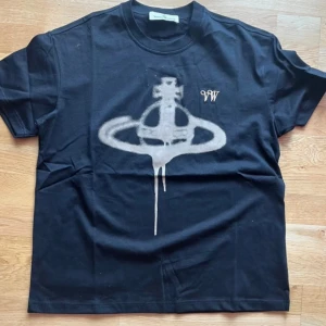 vivienne westwood tshirt - 10/10, står M men är oversized / L 