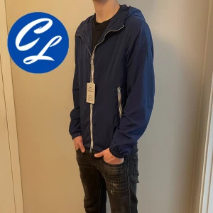 Woolrich Windbreaker (HELT NY) - Tja! Nu säljer vi denna svinsnygga woolrich Windbreakern! Jackan är HELT NY, aldrig använd. Tags mm sitter kvar. Jackan är i storlek S. Tveka inte att höra av dig vid minsta fråga eller fundering!👍