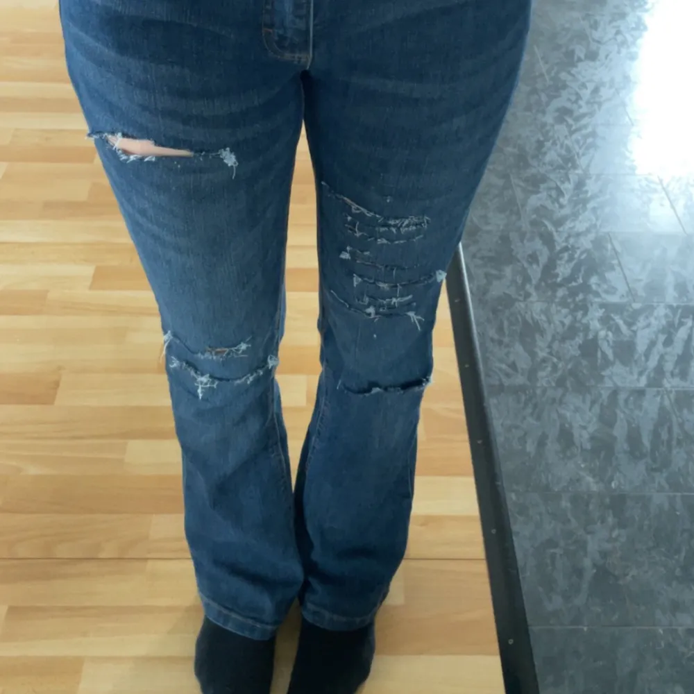 Mörkblå jeans bootcut med slitningar 💕. Jeans & Byxor.