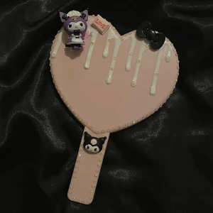 Hand spegel  - Hjärtformad handspelgel som jag har dekorerat🫶🏻 kan gå ner i pris vid snabb affär✨
