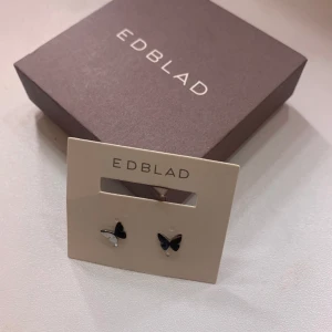 Edblad örhängen intressekoll  - Helt nya Edblad örhängen (köpta för ett halv år sen) intressekoll då jag funderar på att sälja dem, kollar därför vad ni skulle kunna ge för dem, buda! Köptes för 350kr säljer för minst 200kr🫶🏼