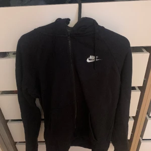 Nike tröja  - En Nike tröja som är andvänd ett fåtal gånger. Köptes för 800kr säljs för 400💕 pris kan diskuteras vid snabb affär ❤️