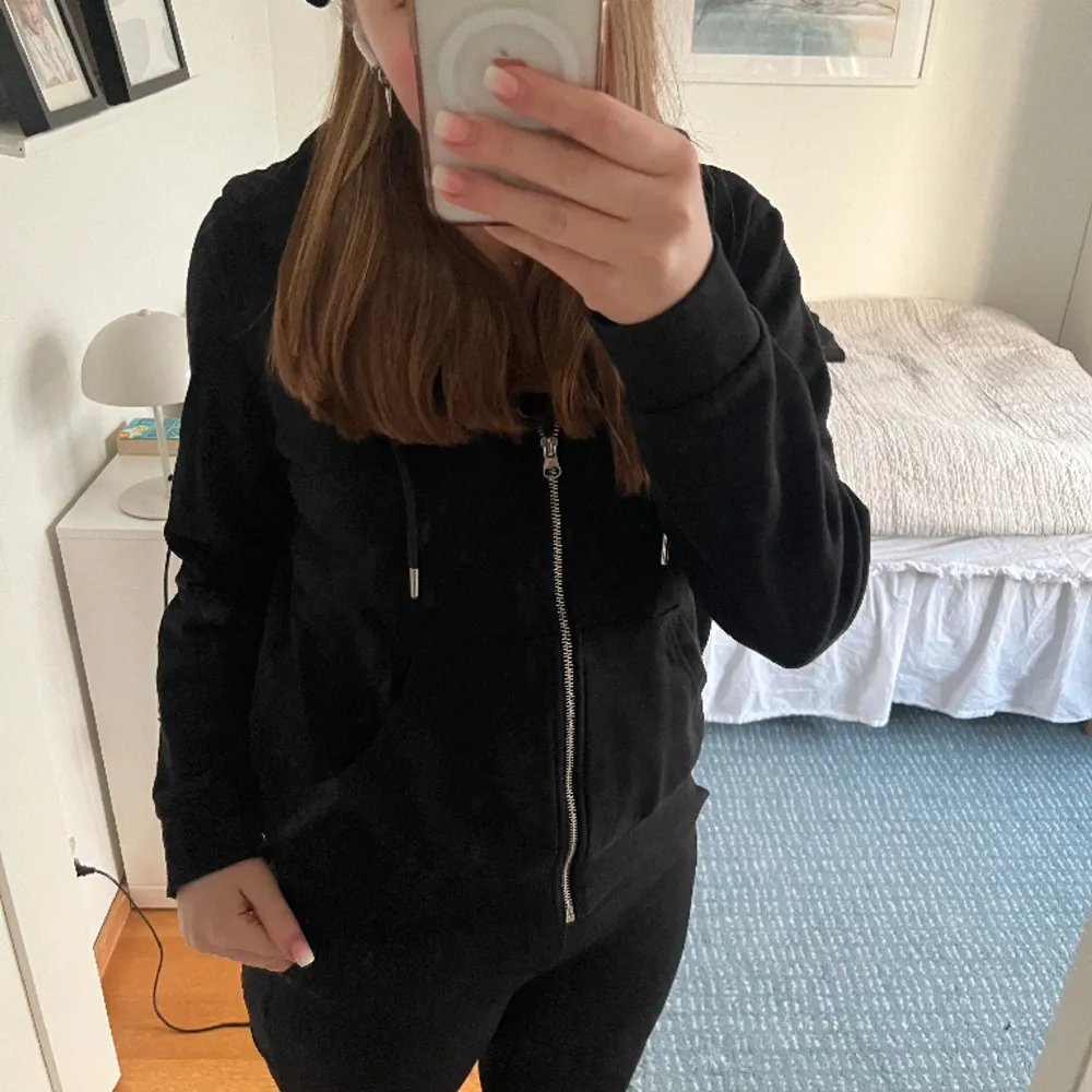 Jätte fin svart zip hoodie från hm. Använt få tal gånger o kommer inte till användning då jag har bestämt mig för att sälja. Den säljs även inte länge . Hoodies.