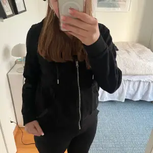 Jätte fin svart zip hoodie från hm. Använt få tal gånger o kommer inte till användning då jag har bestämt mig för att sälja. Den säljs även inte länge 