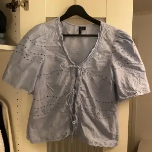 Super gullig blus/tröja med knutna rosetter i mitten. Använd fåtal gånger så inprincip som ny!🫶🏻