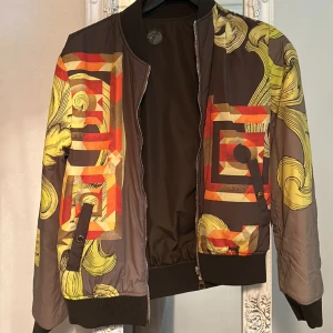 Versace  bomber jacka  - Inköpt 2021  äkta  Kan användas på båda hållen .  Storlek 44 (passar allt ifrån s- m beroende på hur den ska sitta . Nypris 10700