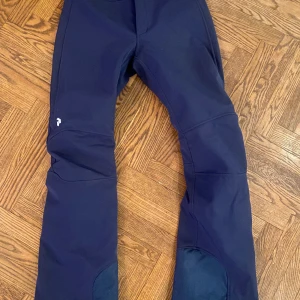 Peak Performance skidbyxor - Mörkblå Peak byxor i figurnära passform. Väldigt bra skick. 