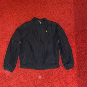 Lyle & Scott jacka  - Lyle & Scott jacka, utan luva, fickor, jättebra skick, 15-16 years storlek, så typ s/m