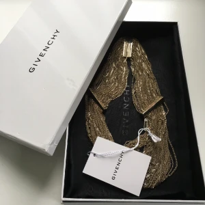 Givency halsband - Fint Givency halsband. Inköpt på Nathalie Schultermann affär i Stockholm. Kvitto saknas men ligger i orignal kartong. Endast använd två gånger.  Nypris ca 20,000kr